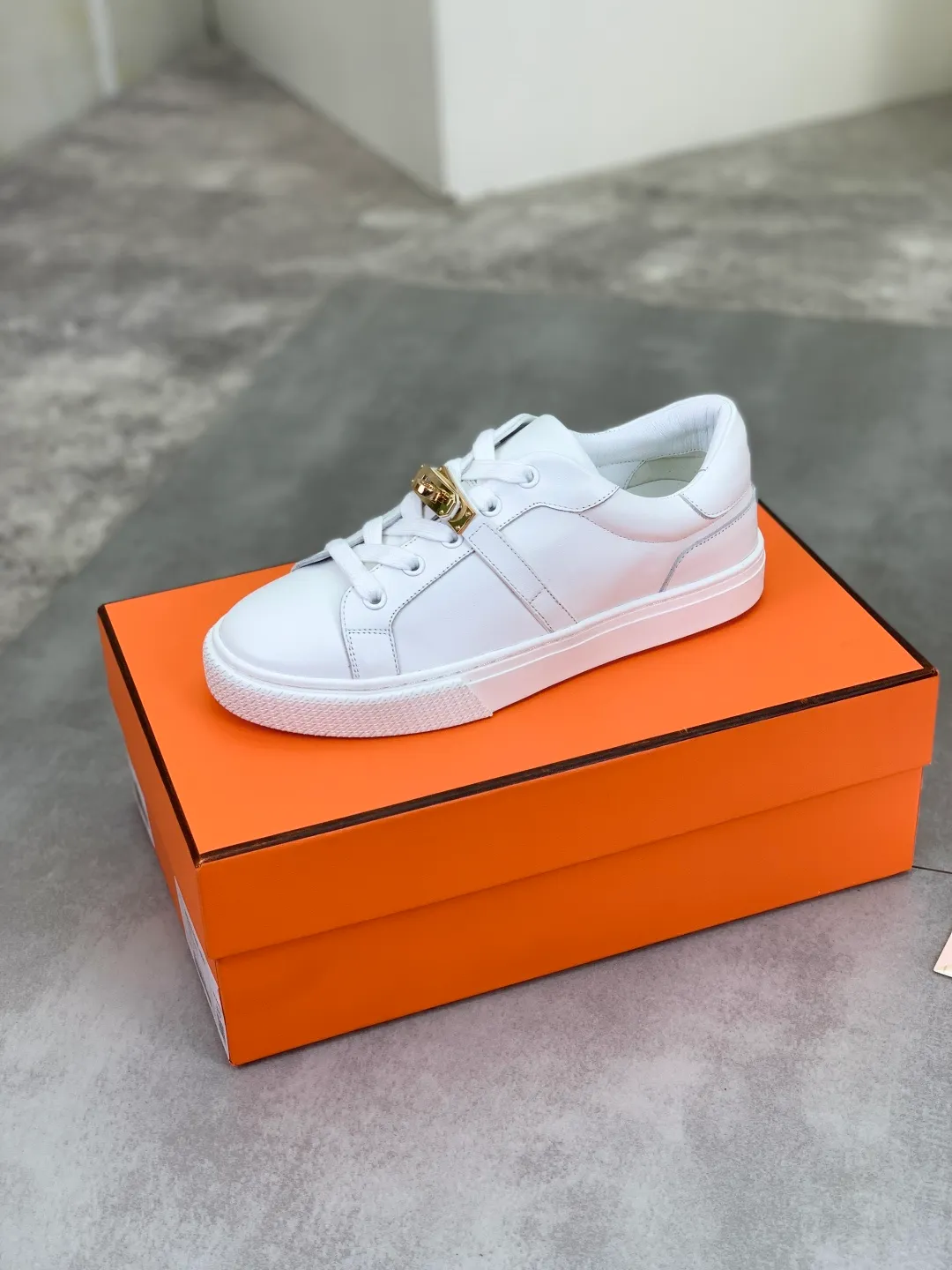 Men's men's shoes 💰P640 New Hermes top version Hermès classic couple style #𝐊𝐞𝐥𝐥𝐲 buckle casual white shoes skateboard shoes that will not conflict with shoes at all. Full of unknowns, Hermès rarely produces flat casual shoes and they are paired with classic palladium-plated Kelly shoe buckles! You'll fall in love with it at first sight. It's super versatile and can be worn with any skirt or pants. 🉑️Close your eyes and wear it. It's super noble. Fabric: Specific cowhide/canvas material. Lining: Sheepskin lining. Outsole: Original molded TPU outsole. Size: 35-45.